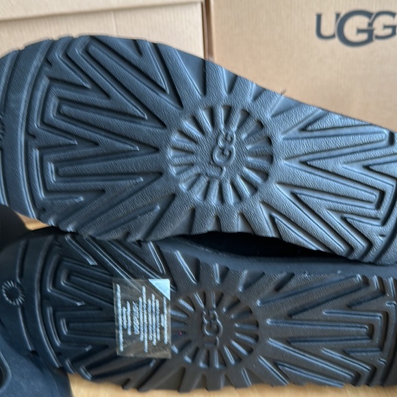 Ugg Women’s Classic Maxi Toggle Boot - Picture 9 of 10